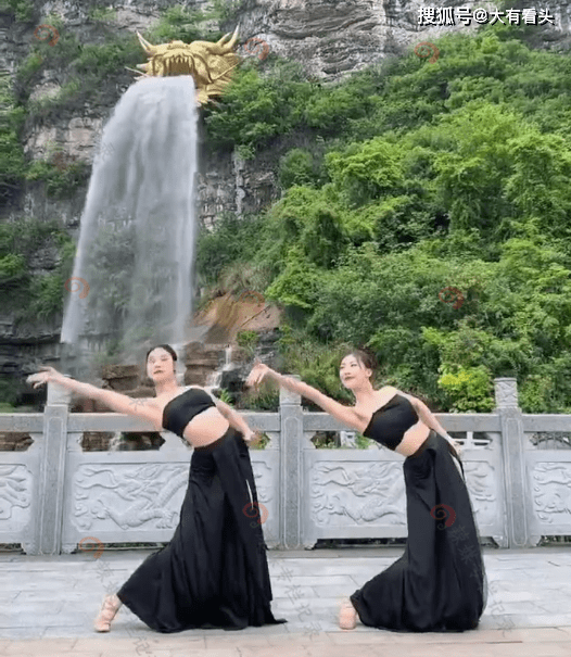 贵州：两名女子在瀑布下跳舞吸引眼球，游客：龙头好像在流口水