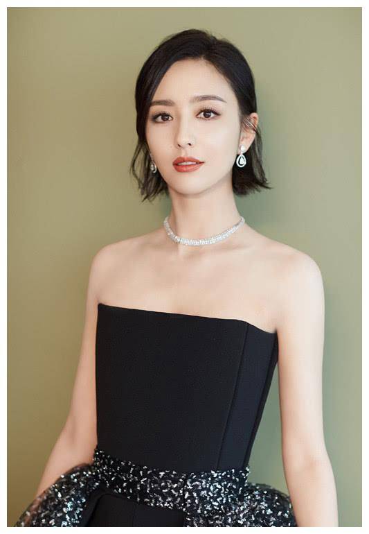 佟丽娅更美了,身穿一字肩套装秀锁骨,变回短发更适合她!