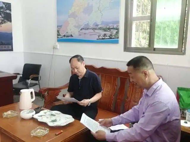 潘田第二学校校长朱德锐到潘田镇政府向分管教育副镇长余文汇报防溺水