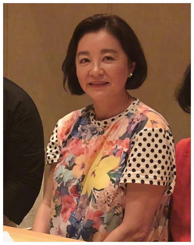 原創65歲林青霞近照曝光身材嚴重發福穿寬鬆t桖沒有女神氣質