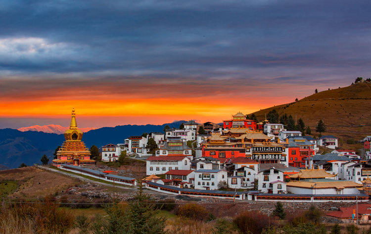 原创阿坝州超冷门景点寺庙建筑雄伟壮观气候温和游客却不多