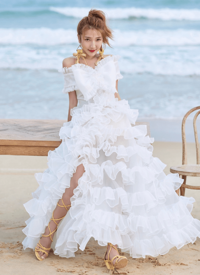 原创侯珊珊可真会玩穿粉色露脐装秀身材纤细小腰谁不羡慕