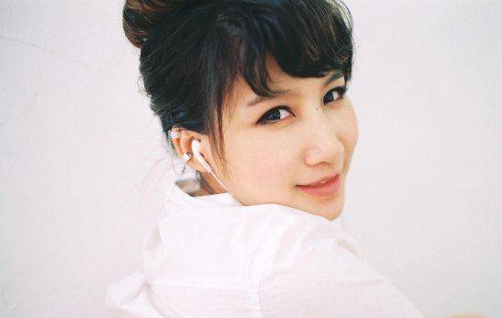 她从06年的超级女声脱颖而出,嫁给国外老公生下一儿一女