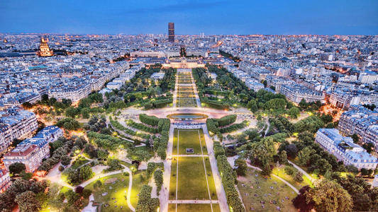 香榭丽舍大街:世界三大繁华中心大街之一