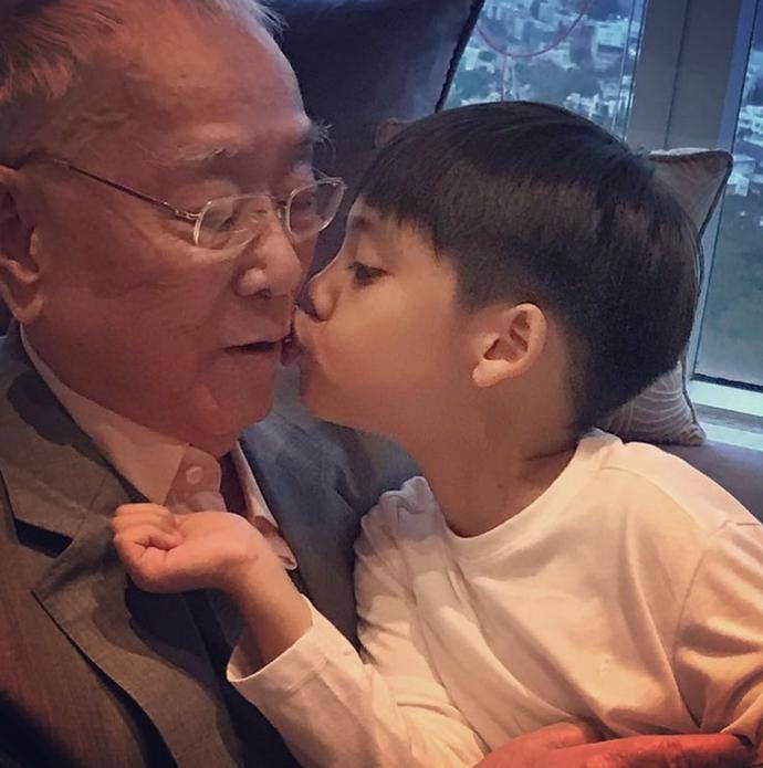 原创李嘉欣11岁儿子晒母子合照两人深情对望很有爱长相很像许晋亨