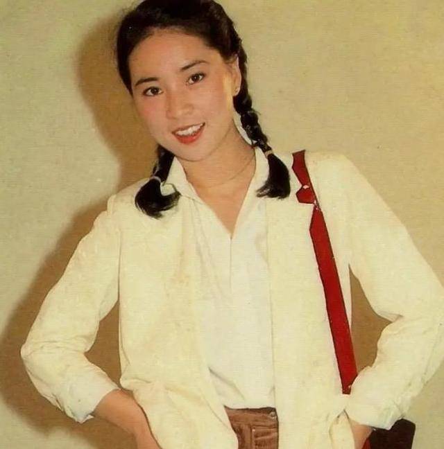 林凤娇从伴舞女郎变金马影后,挤走邓丽君,成为成龙背后的女人_李行_怒