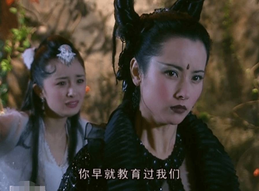 "蚌精"杨明娜直播否认整容!大力捏揉下巴鼻子,嘴里牙齿缺一颗