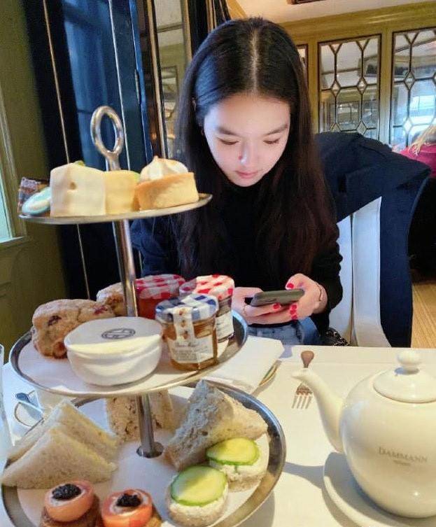 原创李咏女儿法图麦晒近照化烟熏妆显时尚网友18岁像28岁