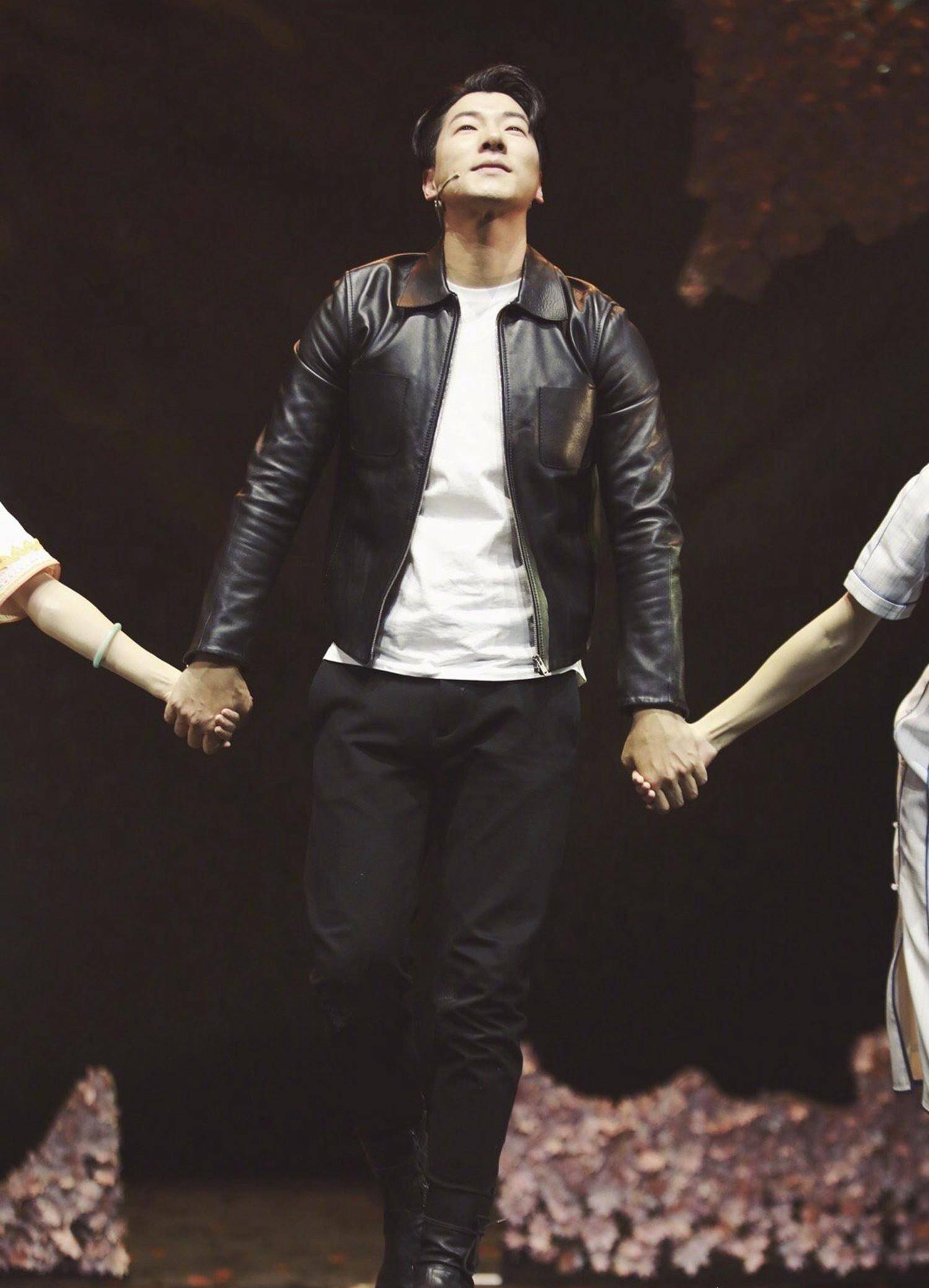 张亮12岁儿子近照,天天身高飞速增长,一本正经讲段子惹人喜欢