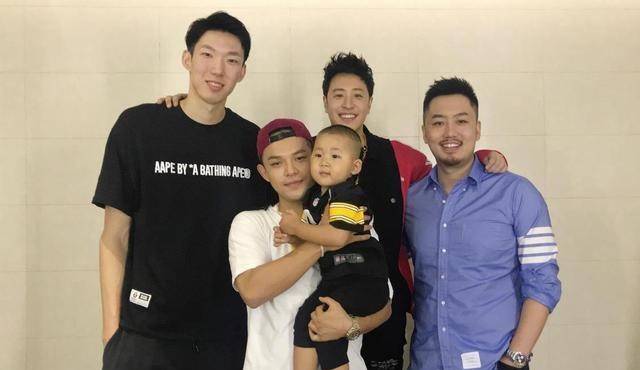 她的妻子也是一个非常女性化的女人.难怪他会选择此时结婚.