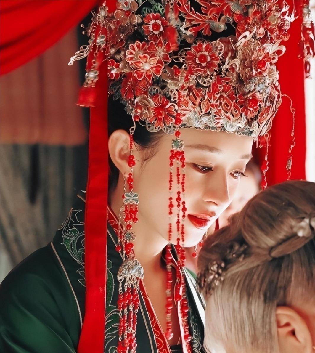 《知否知否应是绿肥红瘦》中,明兰与二叔喜结连理,除了她绿色的婚服