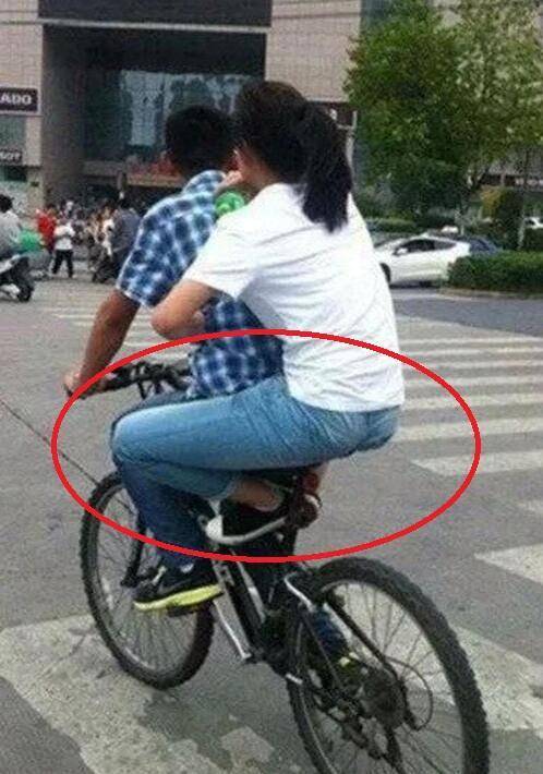 原创每日一笑妹子这车子坐的真是清新脱俗啊我都替你觉得尴尬呢