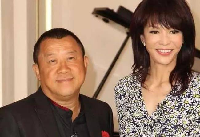 但是曾志伟是花花大少,结婚三年就结束了,后来他和现任妻子宋丽华结婚