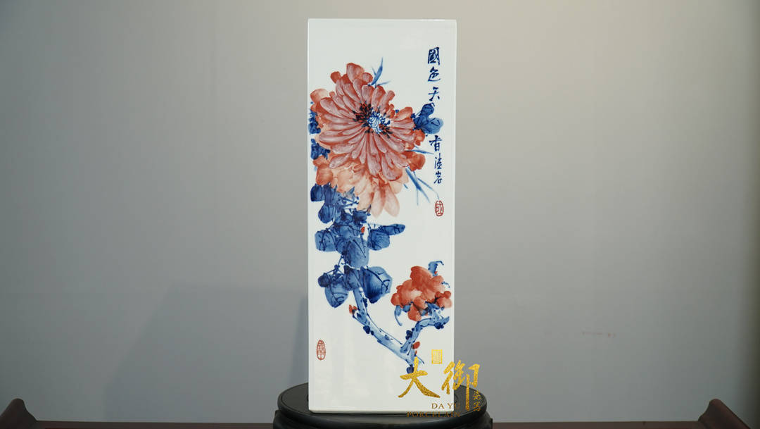 陆岩大师出身陶瓷世家,在学习陶瓷绘画上有得天独厚的优势,几十余年