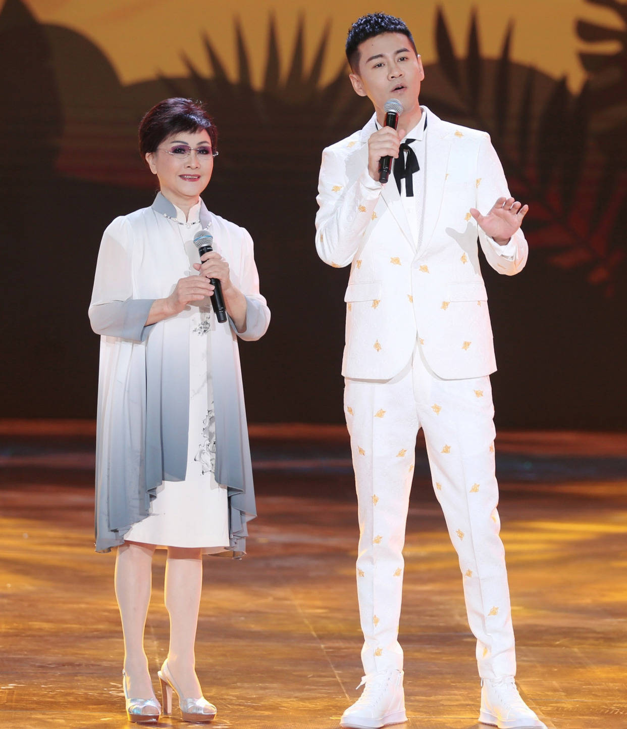 75岁李谷一再登央视,手臂不松弛肩膀很白嫩,穿公主裙减龄20岁_肌肤