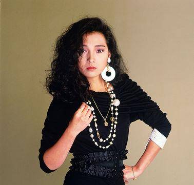 员训练班,毕业后与无线签约,和景黛音廖安丽同被称为"欢乐今宵三小花"