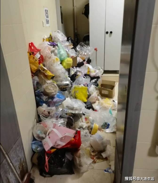 大连外国语大学一寝室楼厕所被垃圾堆满网友这也太脏了
