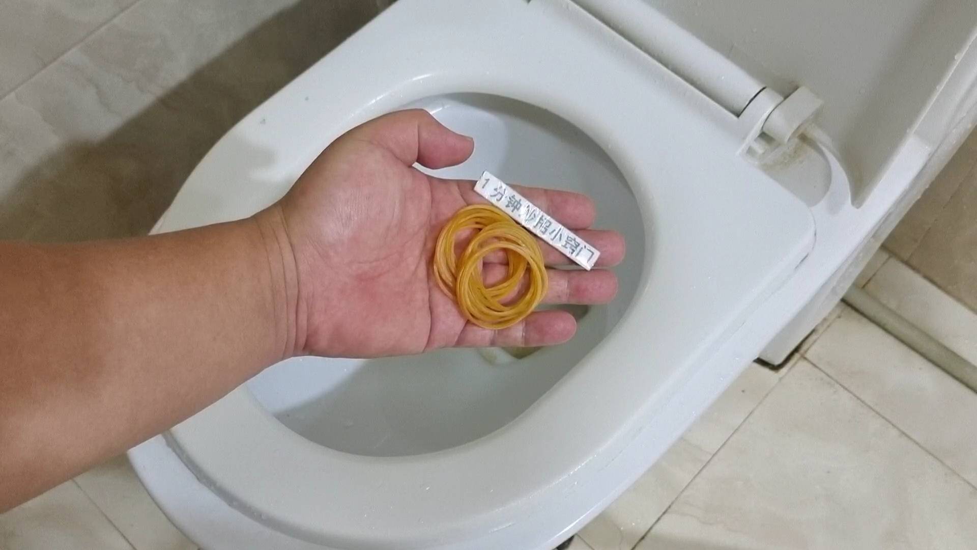 卫生间放几根橡皮筋 用途真厉害 一年能省不少钱 快学学 肥皂 时候 地面