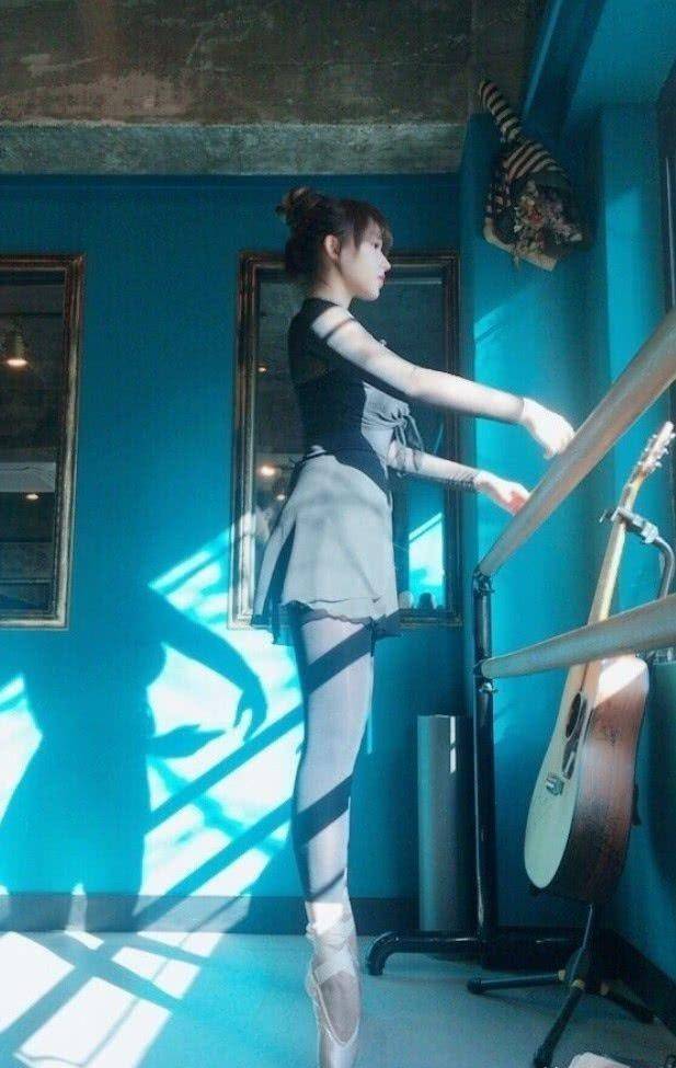 有种惊艳叫程潇跳芭蕾,当她穿紧身裤踮起脚尖时,哪个男人不心动