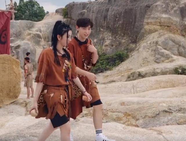 赵小棠与邓伦走山路第一句话就说伦哥脑子笨谁注意邓伦的回应