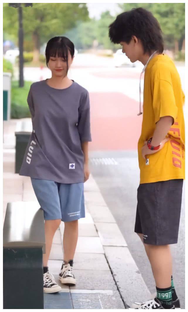 她们俩的身高差距不太明显,腿长的比例也一样,但是因为男朋友穿10厘米