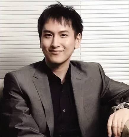 "汤臣少主"汤珈铖:,18岁做霸总身家百亿,39未婚成父母心病_汤君年