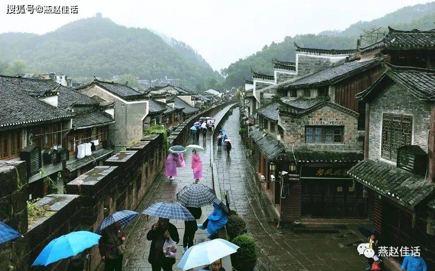 梅龙镇在安徽省铜陵和池州市中间的一个小镇,属于池州市并不是虚构的