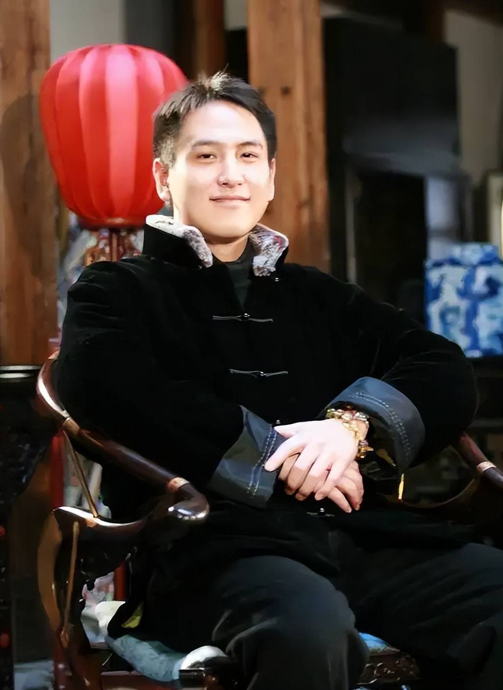 "汤臣少主"汤珈铖:,18岁做霸总身家百亿,39未婚成父母心病_汤君年