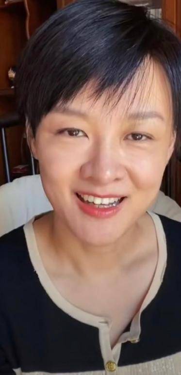 李小萌晒素颜照,皮肤美颜后很紧致也没皱纹,但气色憔悴状态老_显得