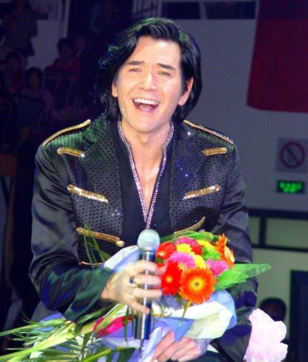 原创父母离异姐姐去世挚爱分手离去62岁的费翔仍是孤身一人