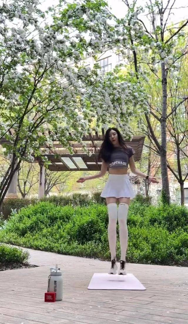 周韦彤在微博上发布了一段新的视频,紧身衣,白色超短裙加上白色丝袜