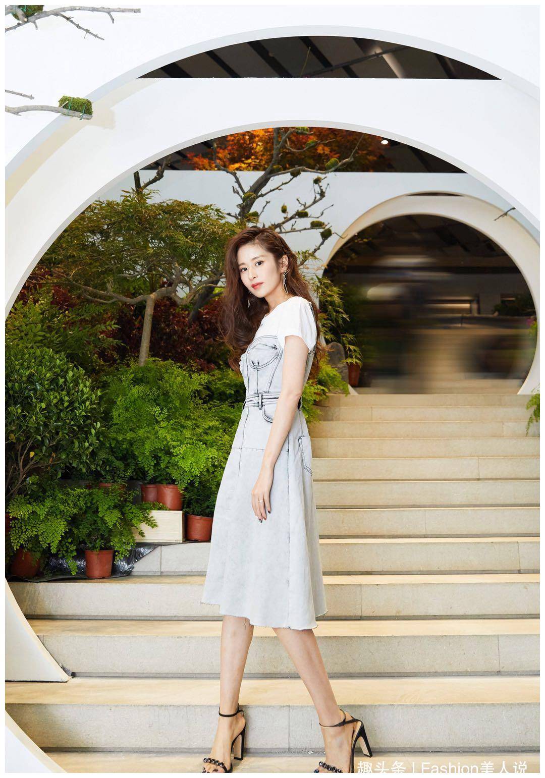 原创颖儿烫大卷发美极了t恤叠穿牛仔吊带裙30岁辣妈甜得像18岁