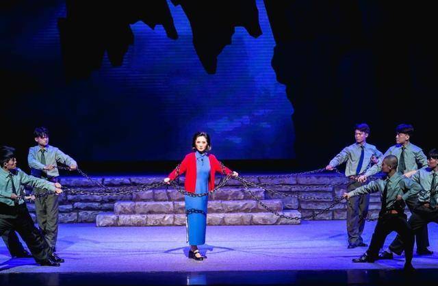 演员表儿童剧《童年》简介云南白马山区傈僳族村办小学来了一位山东来