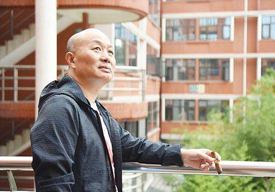 他曾是仓库发货员,在海南炒房险破产,现为湖南首富,身家1350亿_陈邦