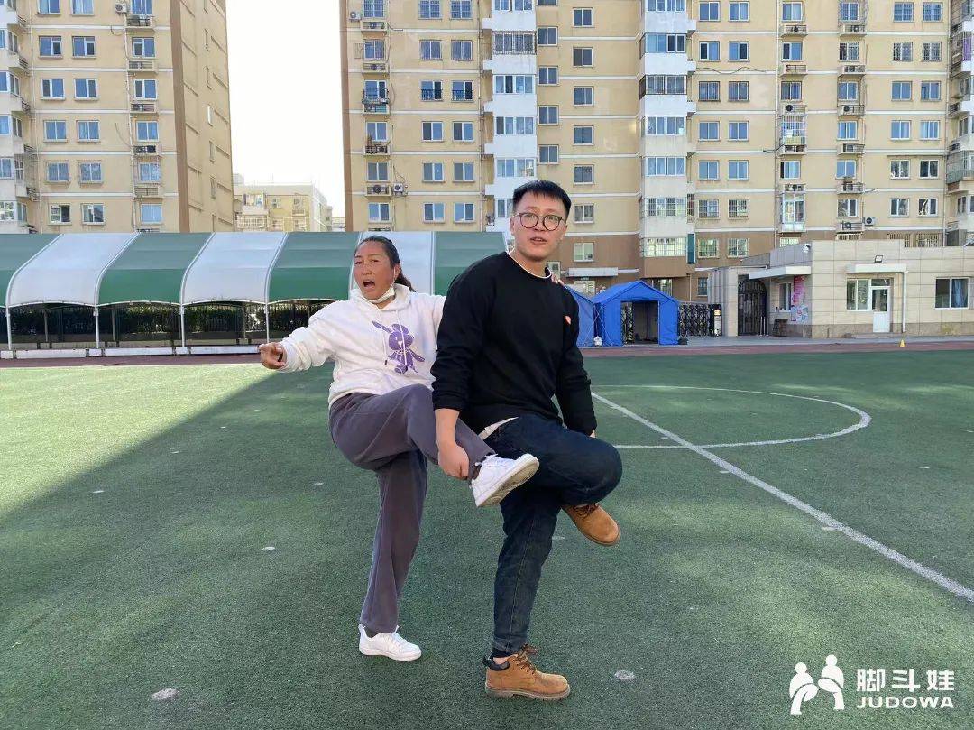 陈如峰老师对日坛小学体育老师进行脚斗娃专项技术指导去年底,该校