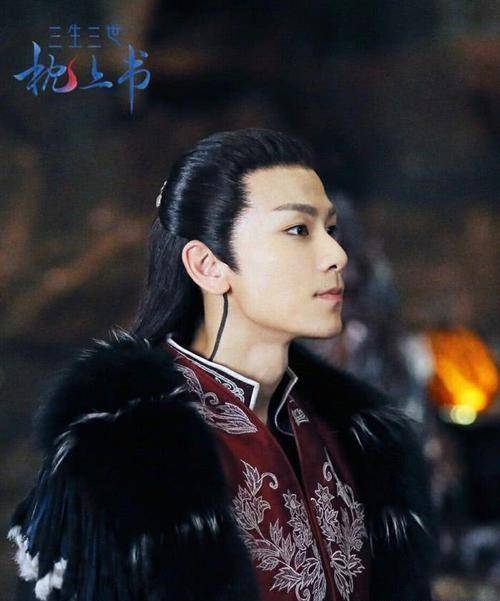 演员戴向宇将聂初寅这个角色,他身上冷漠无情,不近女色,不择手段,玩世