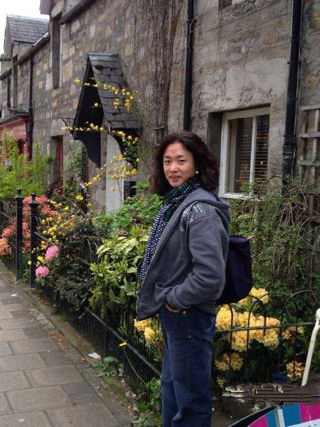 金星穿黑裙手臂赘肉松弛脖子堆积几层皱纹是老了但气质优雅