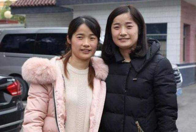 双胞胎遭抛弃，一个在美国长大，一个在中国长大，20年后差距悬殊