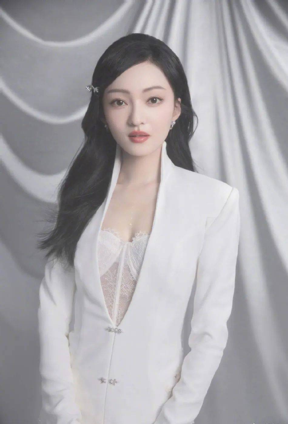 原创张韶涵白西装配轻纱内衣大秀事业线雪肤玉貌性感美艳