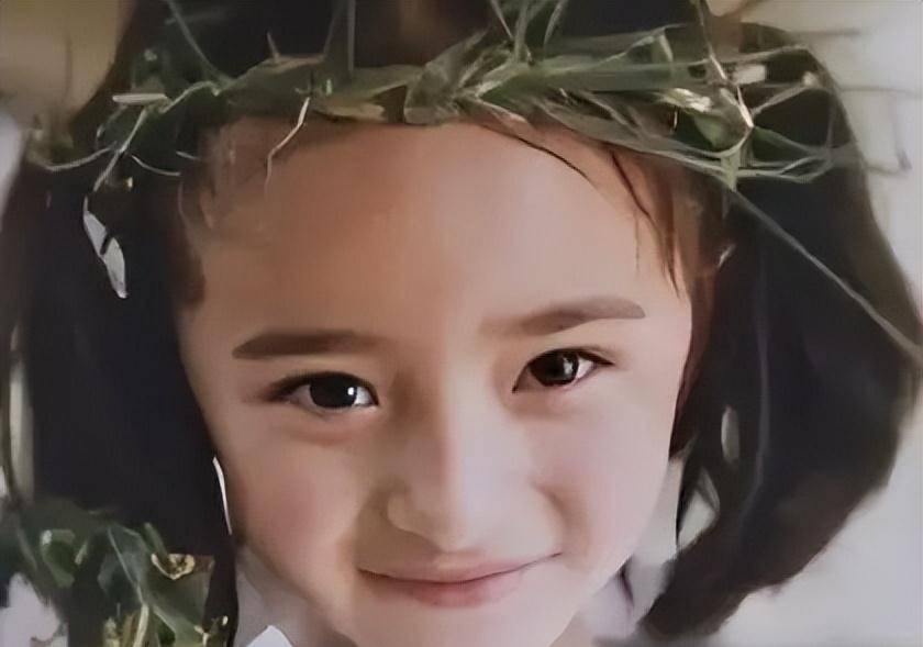 这时候北京儿童培训班招人,杨幂的母亲二话不说直接给杨幂报名,让她去