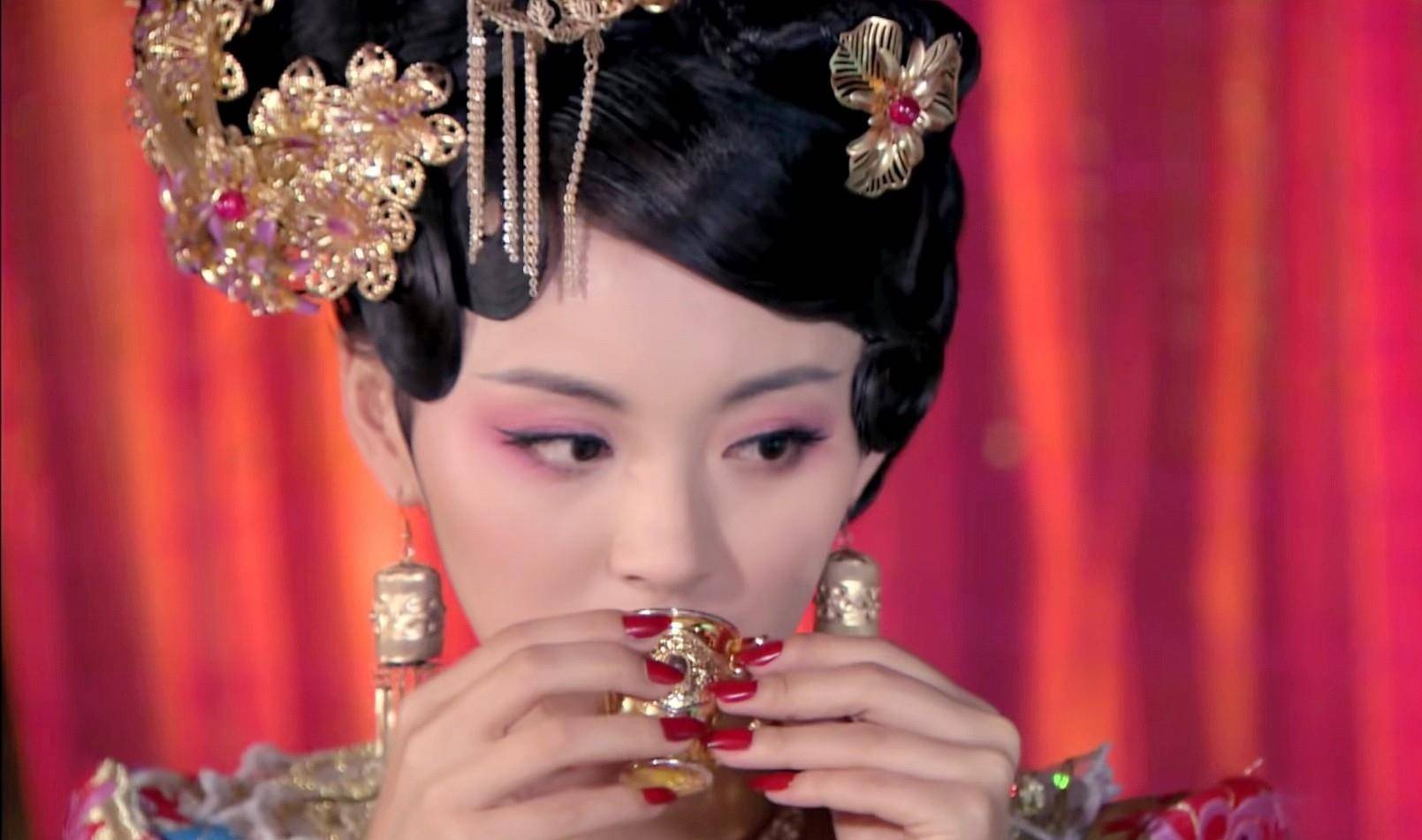 可惜命运弄人,兰陵王的眼里只有杨雪舞而拒绝了她,因爱生恨的郑儿便使