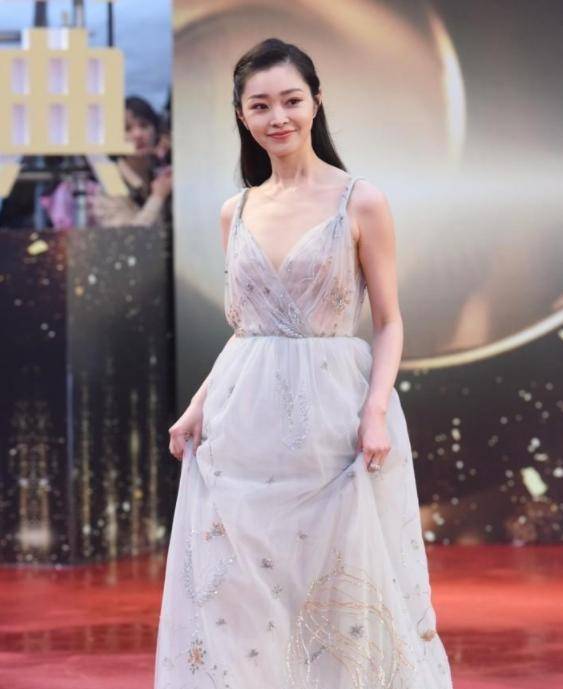 原创宋轶不怕走光穿吊带裙出席活动穿衣风格真胆大