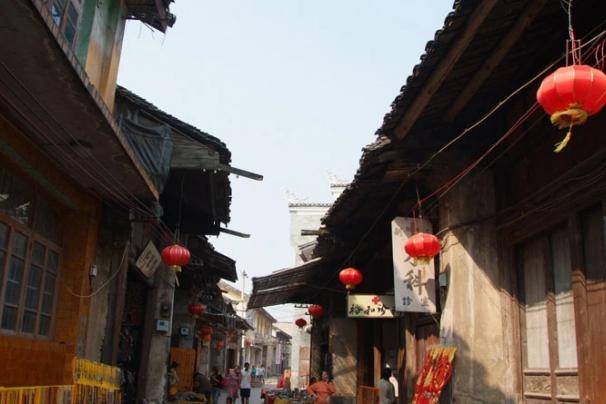 广西这一古镇，藏有一条沧桑的石板路，由一万五千多块青石组成