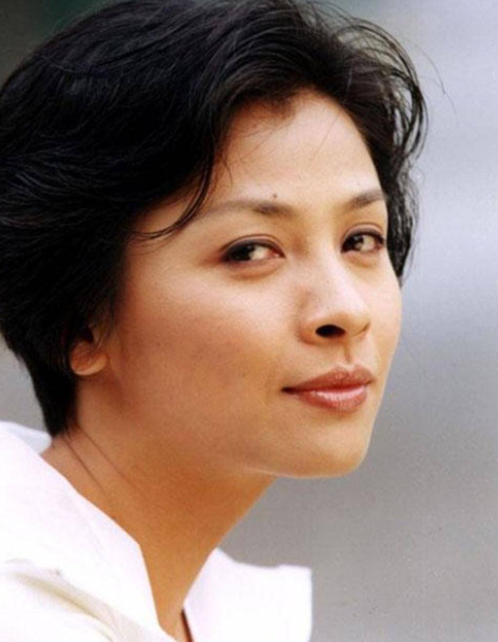 24岁时走红娱乐圈,当红时却放弃事业嫁老外,如今成为单亲妈妈_苏瑾