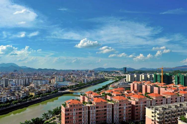 云浮水资源丰富,珠江水道贯穿全境,云浮新港也是广东内河第一大港口.