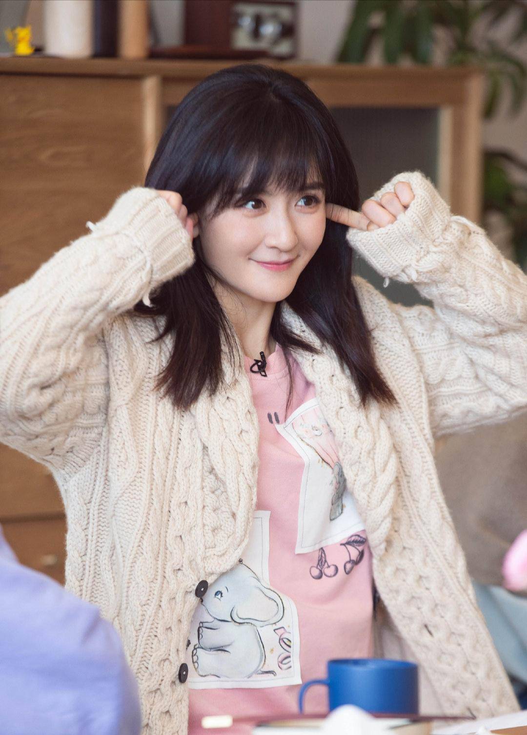 可爱,居家穿可以陶冶情操,出门穿能做到十足的减龄效果,谢娜的这身