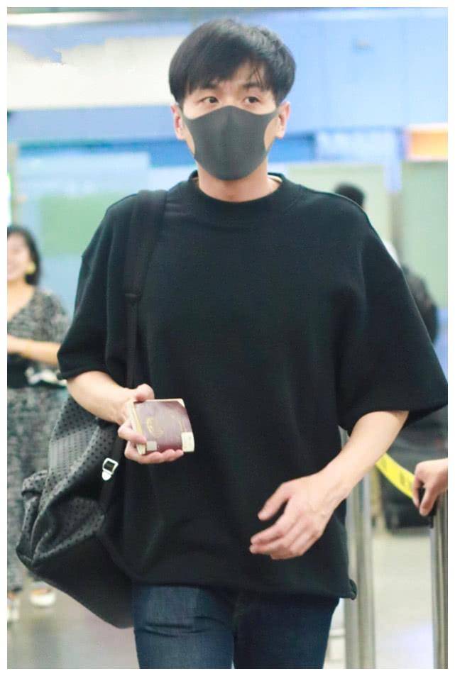 月底结婚的张若昀走机场,t恤牛仔裤都是烂大街款,太接地气了!