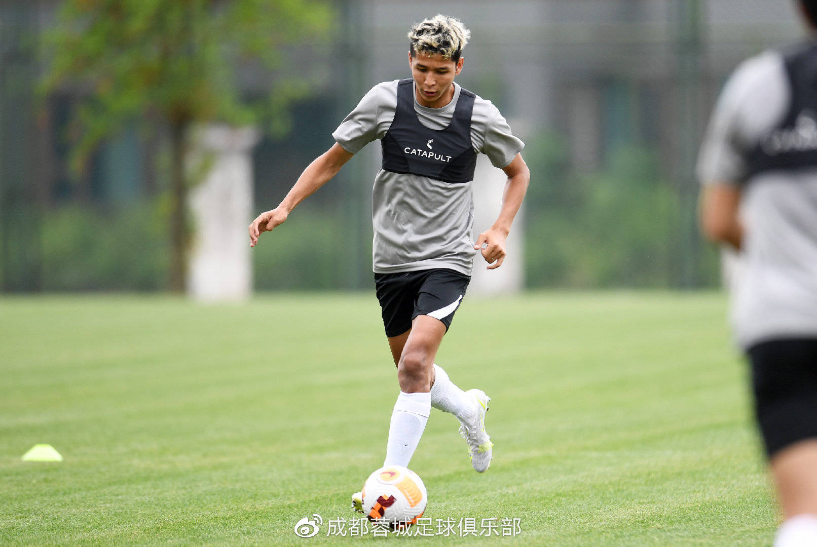 官方沧州雄狮球员阿不都海米提加盟成都蓉城