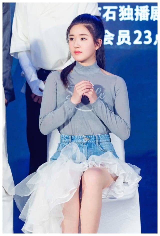 原创赵露思穿2条裙出席活动解锁仙女坐这腿让全网慕了