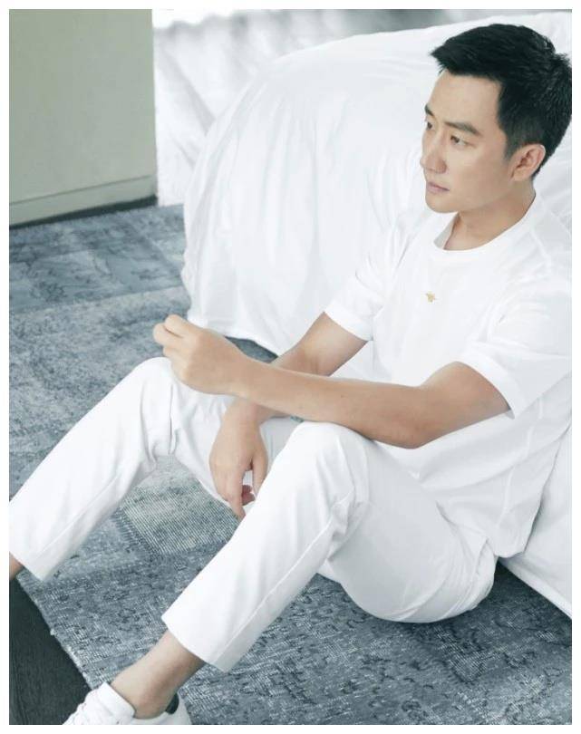 黄轩的穿着自古以来就很硬朗,他身上穿着白色长袖,长袖的样式配上白色